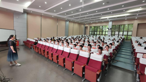 南京市2022级高一新教材培训专题教研活动顺利开展