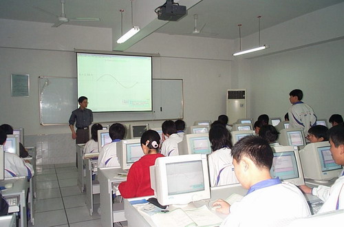 中华中学科技活动中心和机器人实验室