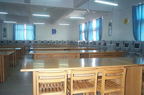 中华中学科技活动中心和机器人实验室