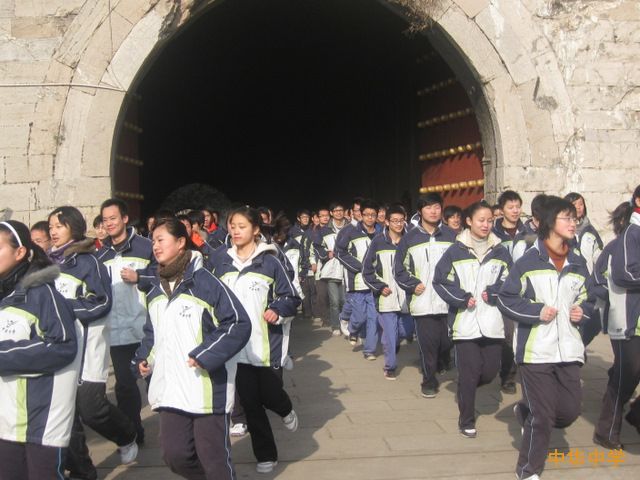 中华中学学生志愿者参加南京申办青奥会拍摄