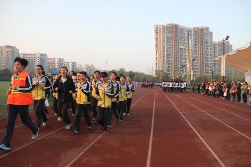 金陵晚报、现代快报：中华中学开放日 “70后”爸妈体验“00后”孩子高中生活