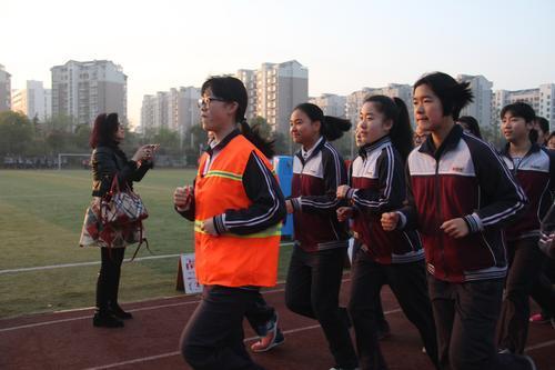 金陵晚报、现代快报：中华中学开放日 “70后”爸妈体验“00后”孩子高中生活