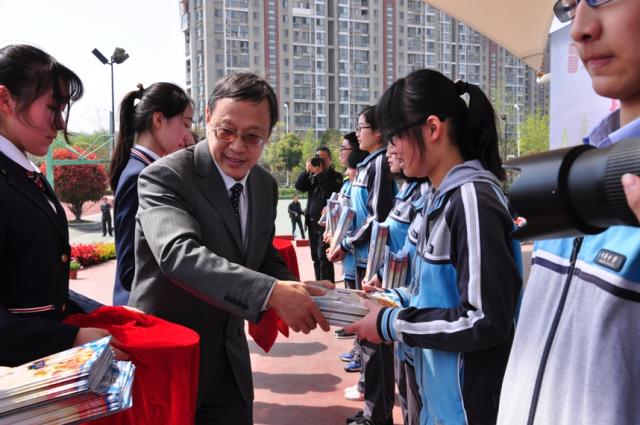做敢于担当、严于自律、懂得热爱的杰出青年——毕泳慈校长在高三成人仪式上的讲话