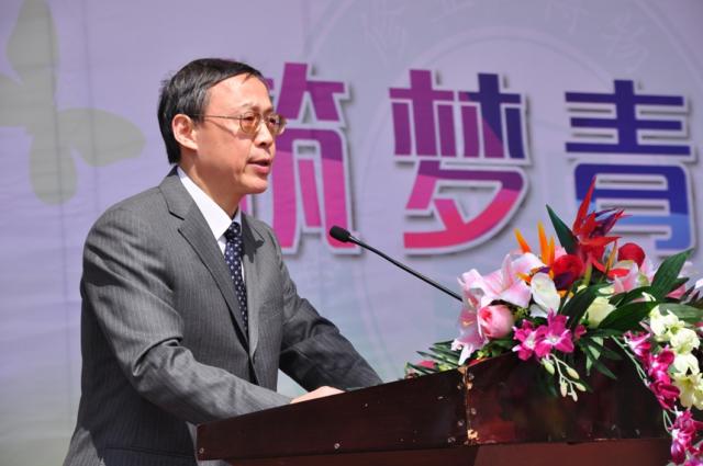 做敢于担当、严于自律、懂得热爱的杰出青年——毕泳慈校长在高三成人仪式上的讲话