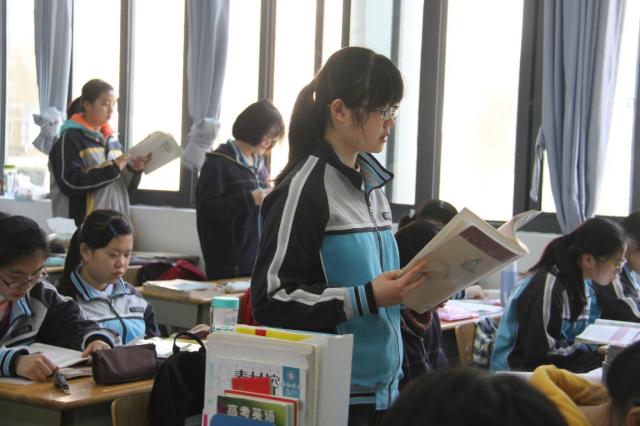 我校家长开放日活动吸引千余家长，成人仪式学生与父母共跨成人门