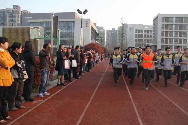 我校家长开放日活动吸引千余家长，成人仪式学生与父母共跨成人门