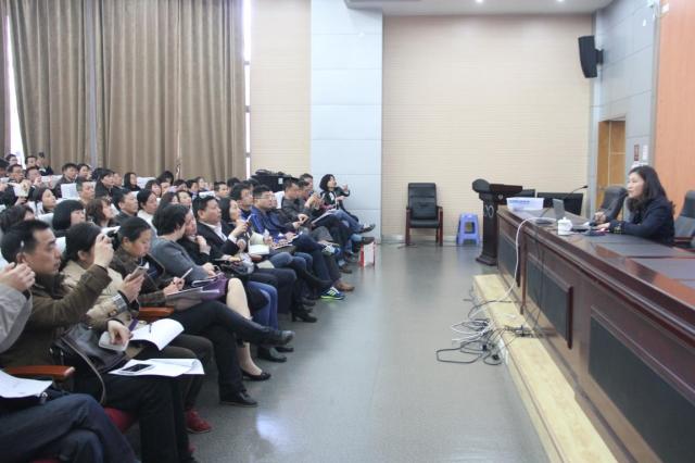 我校家长开放日活动吸引千余家长，成人仪式学生与父母共跨成人门