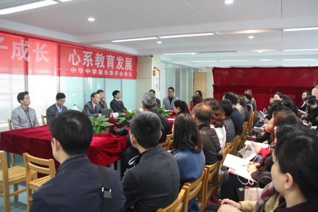 我校家长开放日活动吸引千余家长，成人仪式学生与父母共跨成人门
