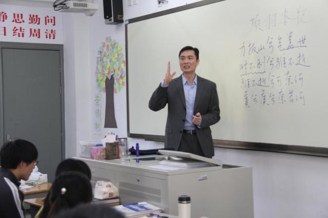 我校家长开放日活动吸引千余家长，成人仪式学生与父母共跨成人门