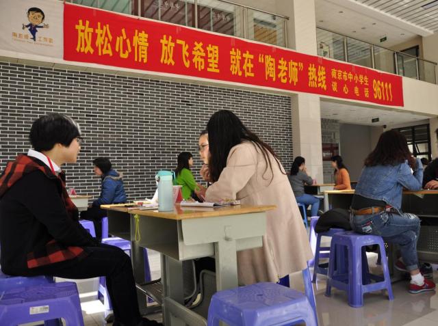 我校家长开放日活动吸引千余家长，成人仪式学生与父母共跨成人门