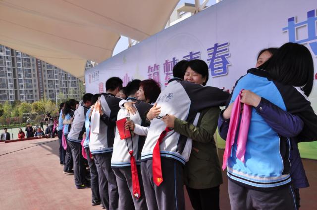 我校家长开放日活动吸引千余家长，成人仪式学生与父母共跨成人门