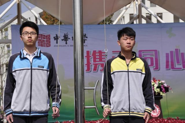 我校家长开放日活动吸引千余家长，成人仪式学生与父母共跨成人门