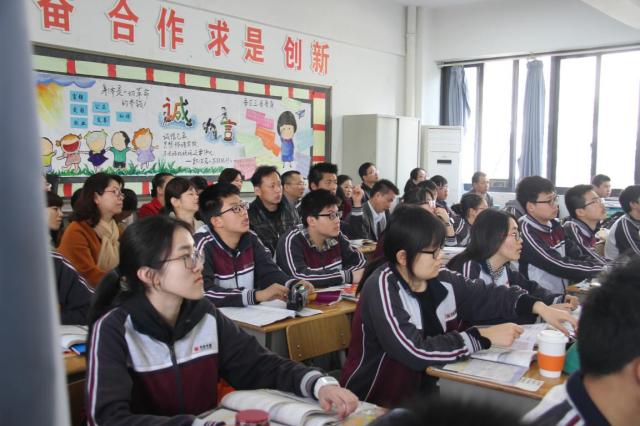 我校家长开放日活动吸引千余家长，成人仪式学生与父母共跨成人门
