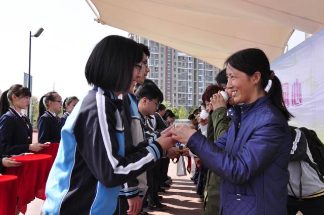 我校家长开放日活动吸引千余家长，成人仪式学生与父母共跨成人门