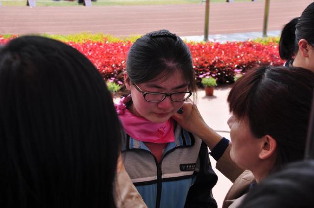 我校家长开放日活动吸引千余家长，成人仪式学生与父母共跨成人门