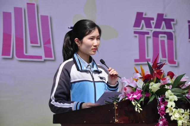 我校家长开放日活动吸引千余家长，成人仪式学生与父母共跨成人门
