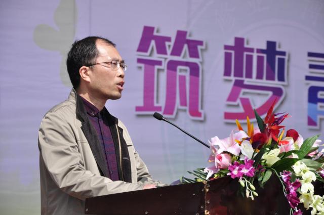 我校家长开放日活动吸引千余家长，成人仪式学生与父母共跨成人门