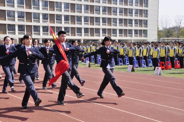 我校家长开放日活动吸引千余家长，成人仪式学生与父母共跨成人门