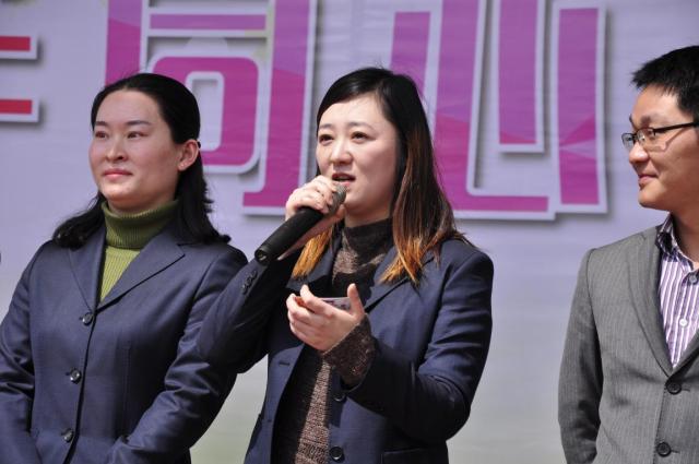 我校家长开放日活动吸引千余家长，成人仪式学生与父母共跨成人门