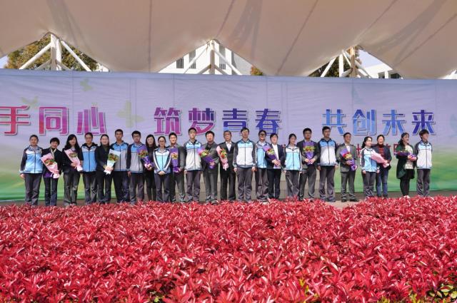 我校家长开放日活动吸引千余家长，成人仪式学生与父母共跨成人门