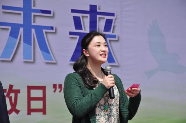 我校家长开放日活动吸引千余家长，成人仪式学生与父母共跨成人门