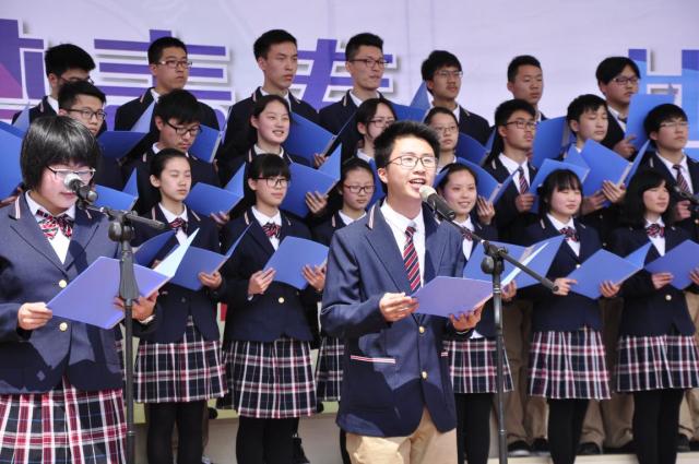 我校家长开放日活动吸引千余家长，成人仪式学生与父母共跨成人门