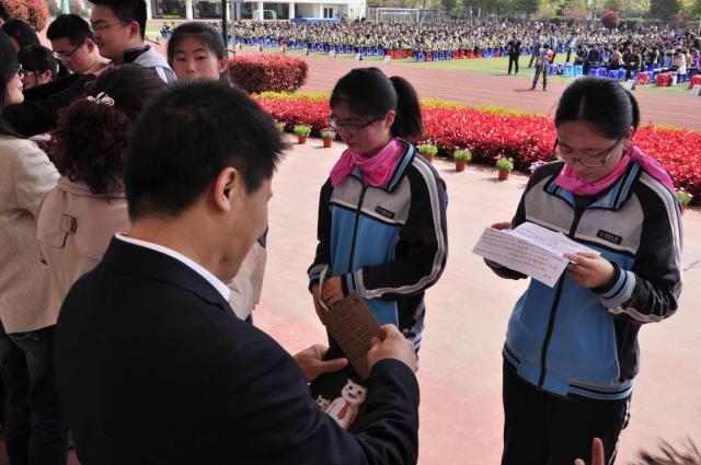 我校家长开放日活动吸引千余家长，成人仪式学生与父母共跨成人门