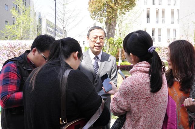 我校家长开放日活动吸引千余家长，成人仪式学生与父母共跨成人门