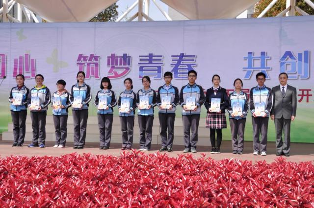 我校家长开放日活动吸引千余家长，成人仪式学生与父母共跨成人门