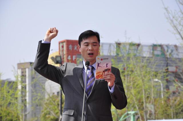 我校家长开放日活动吸引千余家长，成人仪式学生与父母共跨成人门