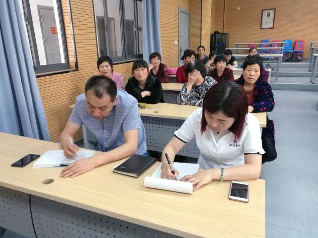食堂主管带头学习