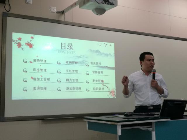 鲍部长正在讲解食堂工作的各个环节