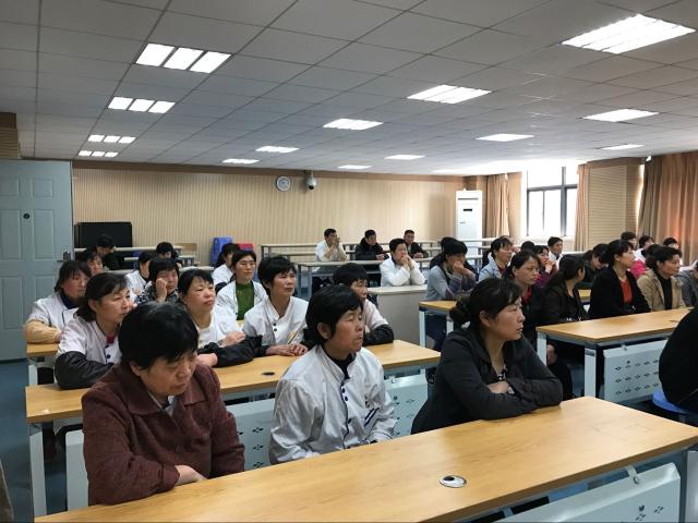 一二楼食堂员工认真学习讲座 一二楼食堂员工认真学习讲座