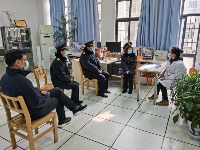 冯处长向我校了解目前防疫准备情况及学校的困难 冯处长向我校了解目前防疫准备情况及学校的困难