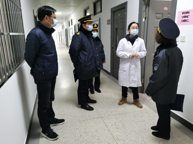 刘培培医生向冯处长介绍隔离室准备情况 刘培培医生向冯处长介绍隔离室准备情况