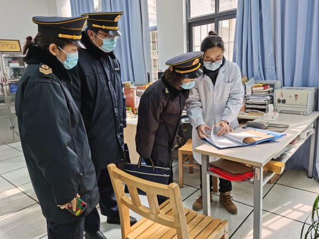 冯处长查看疫情防控台账 冯处长查看疫情防控台账
