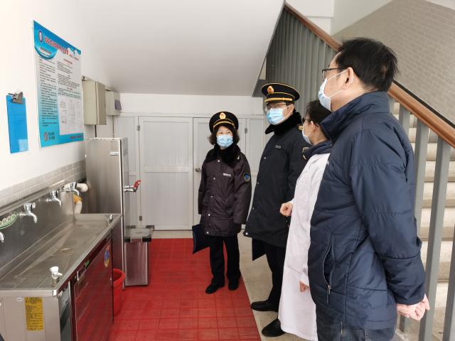 冯处长检查饮用水情况 冯处长检查饮用水情况