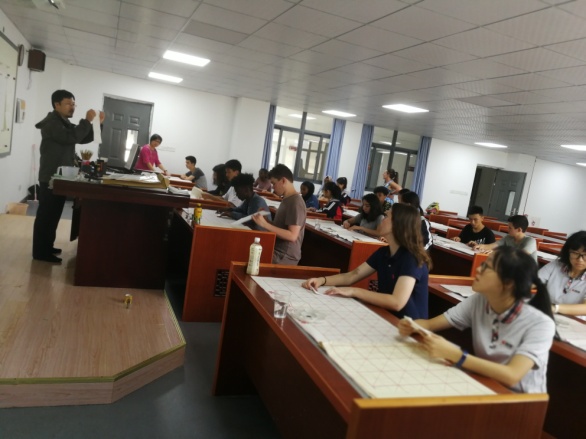 说明:D:\My Documents\桌面\挑选澳洲\中澳师生情\中澳师生情图片\中国书法课.jpg