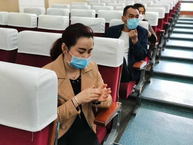 三位食堂管理员也在积极学习 三位食堂管理员也在积极学习