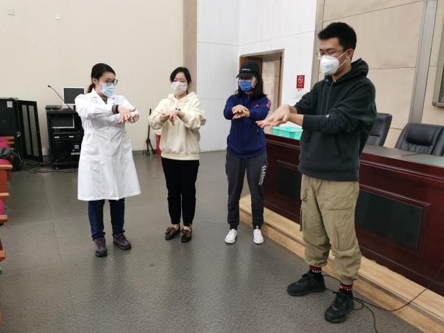 张颢珏医生正在培训七步洗手法 张颢珏医生正在培训七步洗手法