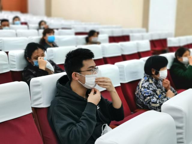 员工正在积极学习如何正确戴口罩 员工正在积极学习如何正确戴口罩