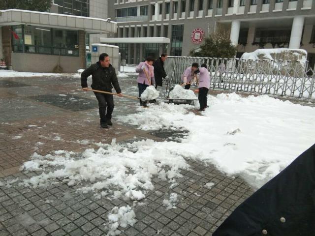 张业宏主任带领员工积极奋战 张业宏主任带领员工积极奋战