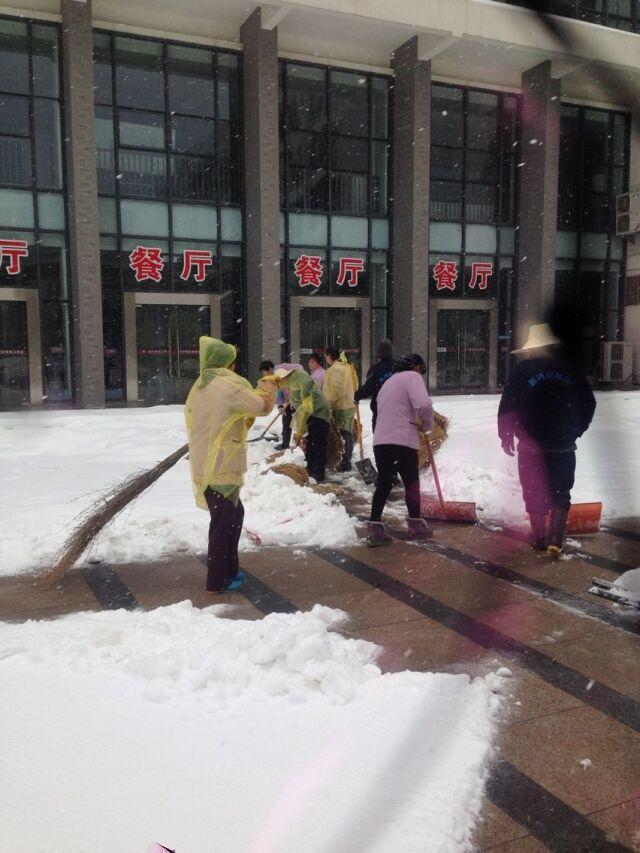 及时清扫积雪,为师生开辟安全通道 及时清扫积雪,为师生开辟安全通道