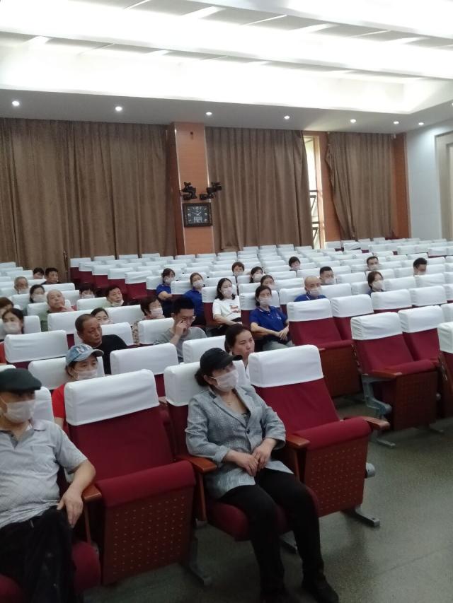 员工认真学习