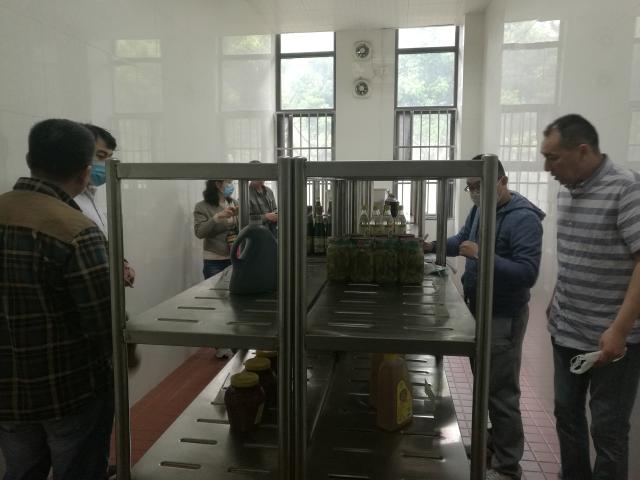 专家组在检查食堂 专家组在检查食堂