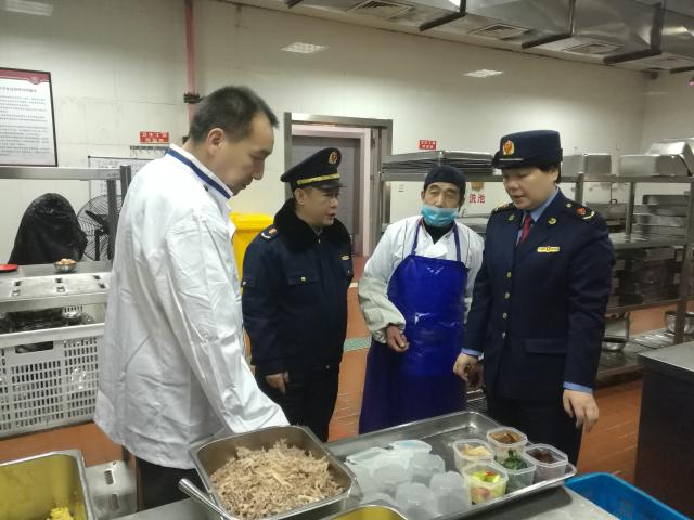 区食药监局李俊所长和刘科长检查留样工作 区食药监局李俊所长和刘科长检查留样工作