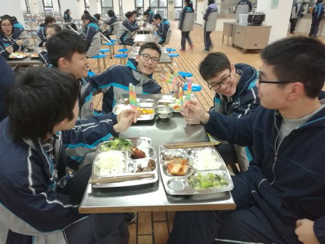 同学们欢聚食堂，其乐融融
