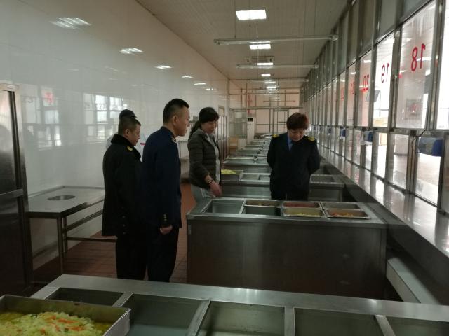 查看食堂现场