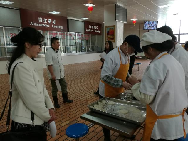 作为评委的膳管会家长委员沙波女士正在观战 作为评委的膳管会家长委员沙波女士正在观战