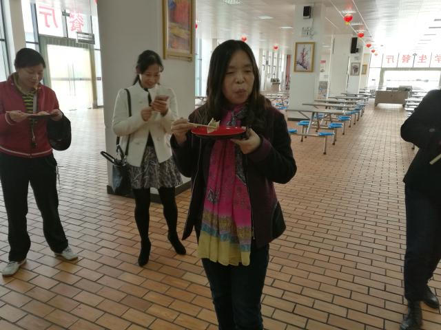 膳管会委员康宁老师在品尝饺子 膳管会委员康宁老师在品尝饺子